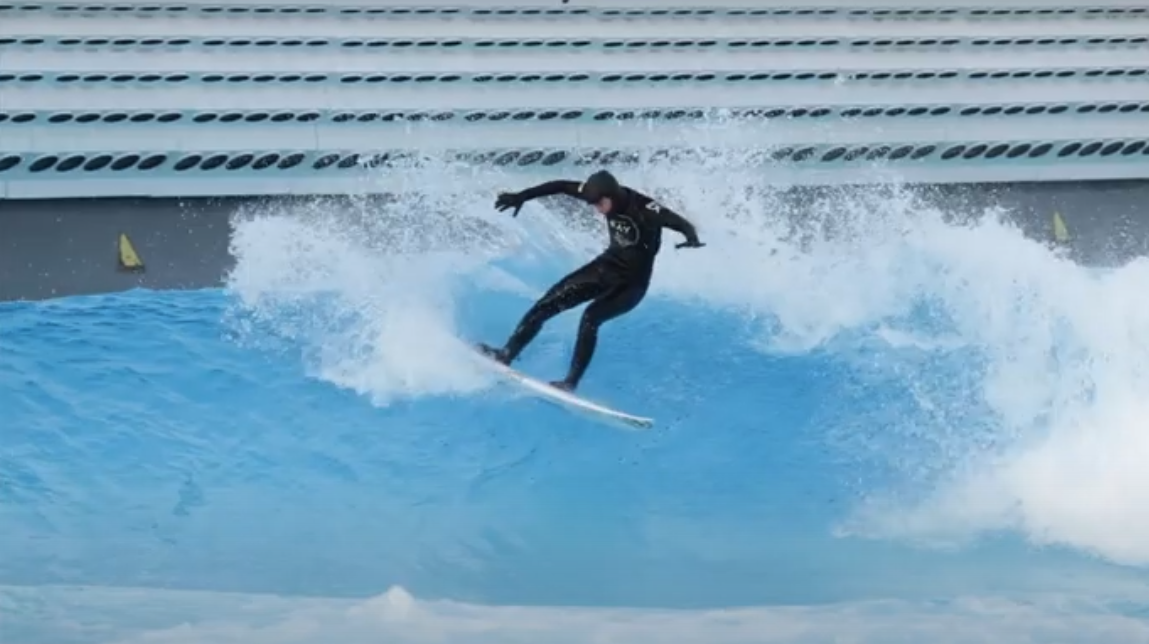 Lucía Martiño surfeando en Suiza