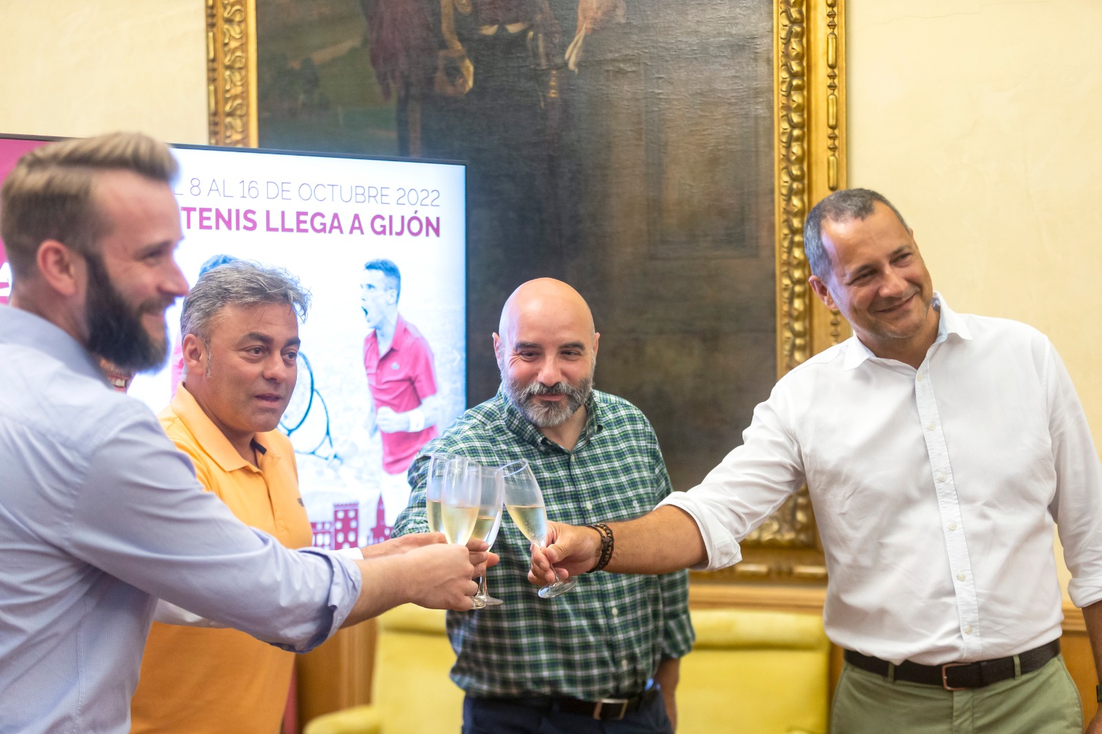 Representantes del evento celebrando la noticia.