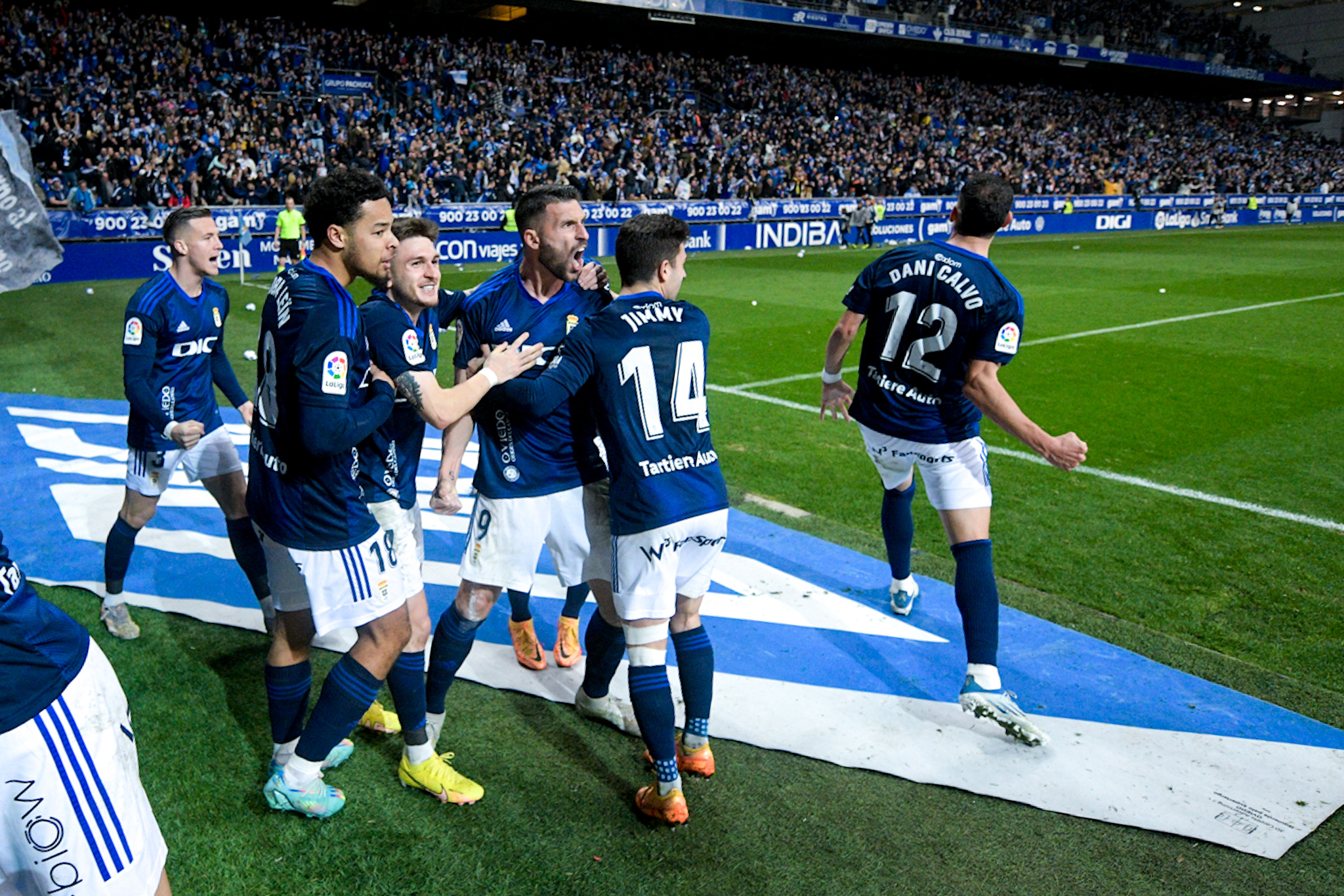 Bastón celebra el gol en el derbi asturiano