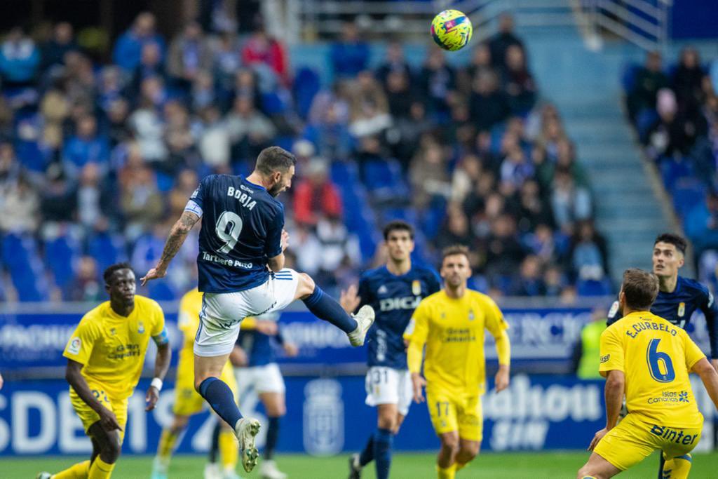 Borja Bastón disputa un balón en el último partido en casa
