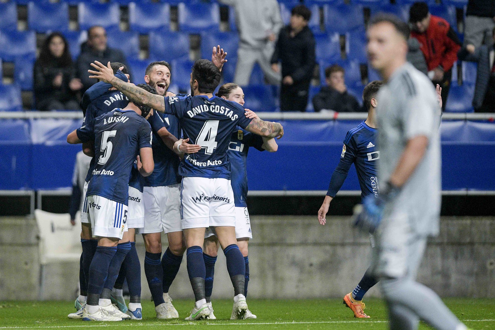 El Real Oviedo celebra un gol