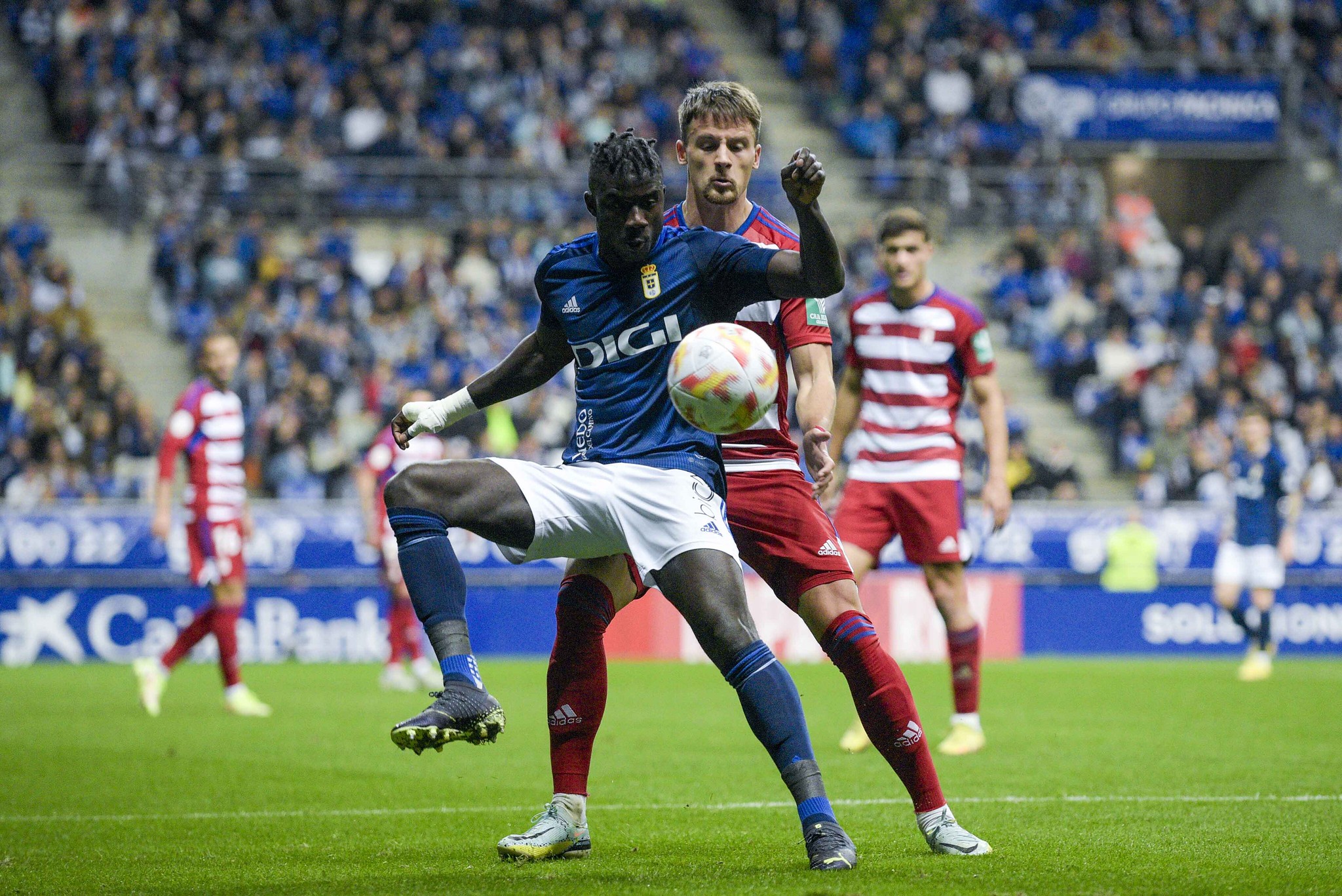 Oneng defiende un balón.