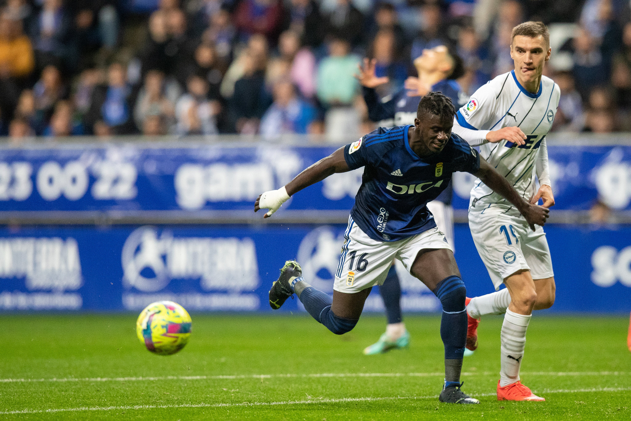 Obeng protege un balón.