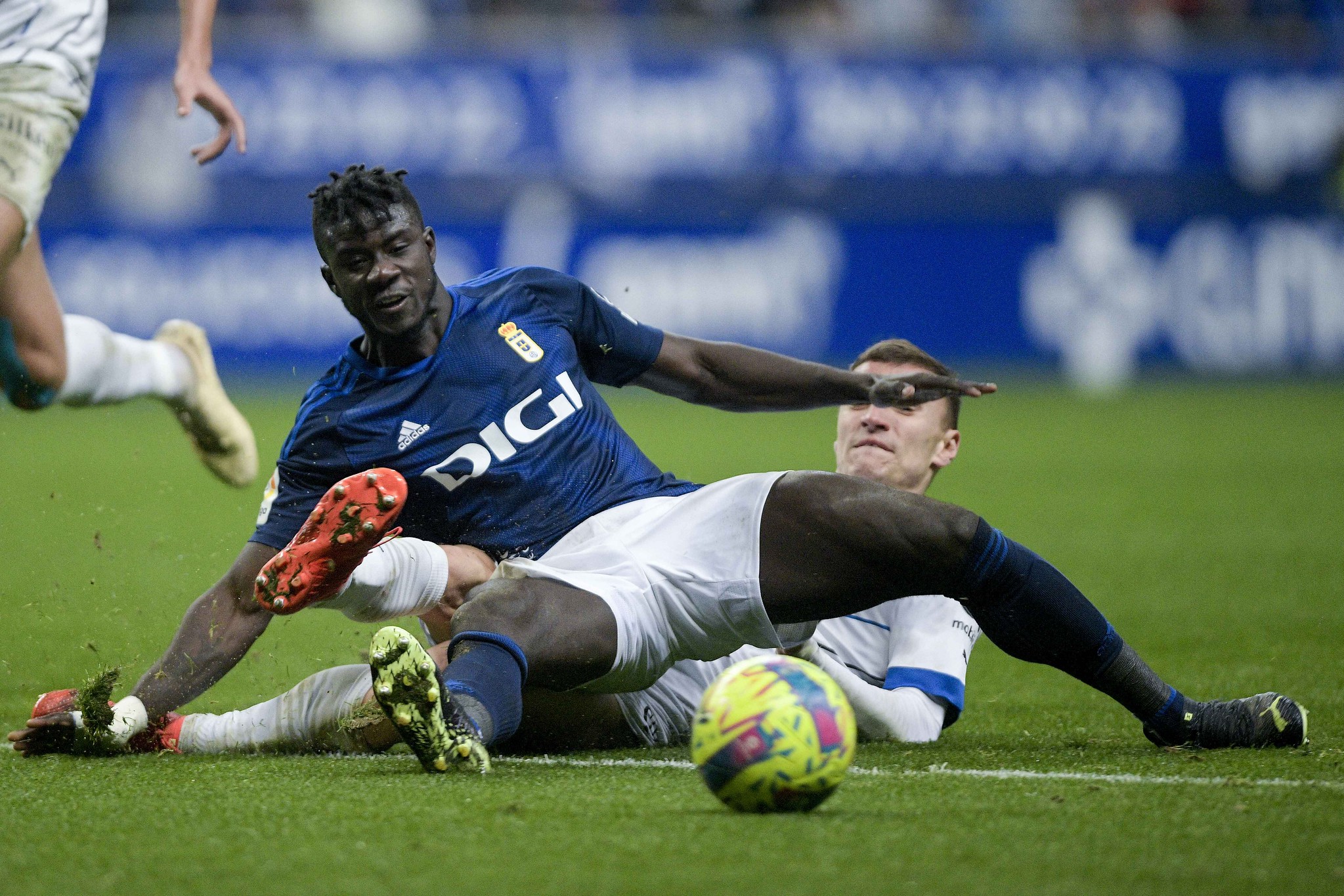 Samuel Obeng disputa un balón durante su último partido