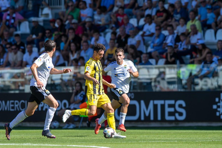 Borja Sánchez conduce el balón en El Plantío