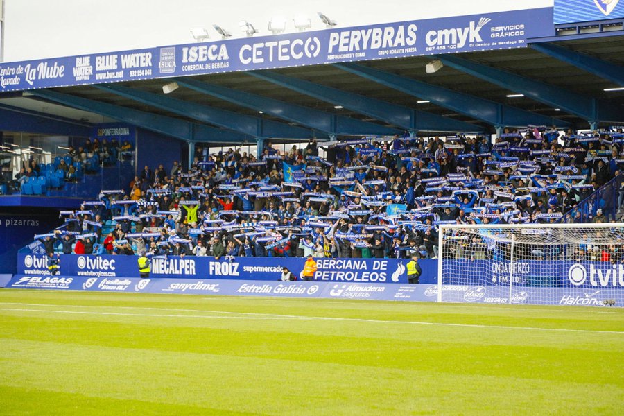 La afición del Real Oviedo en el Toralín