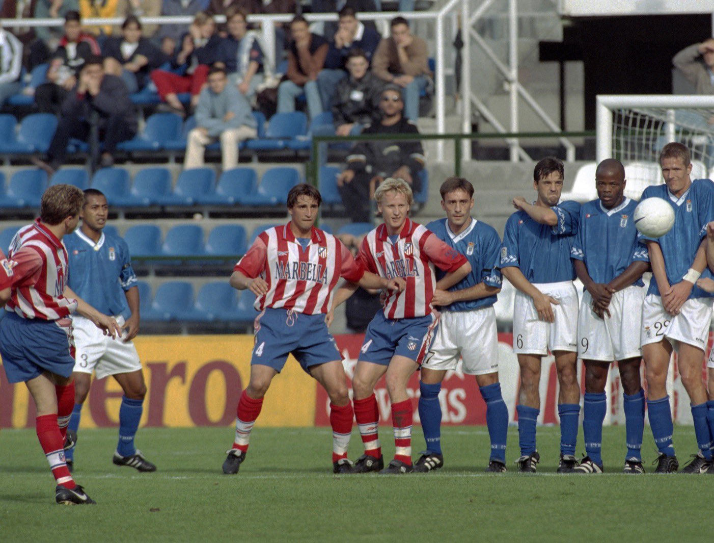 Una falta en el Carlos Tartiere