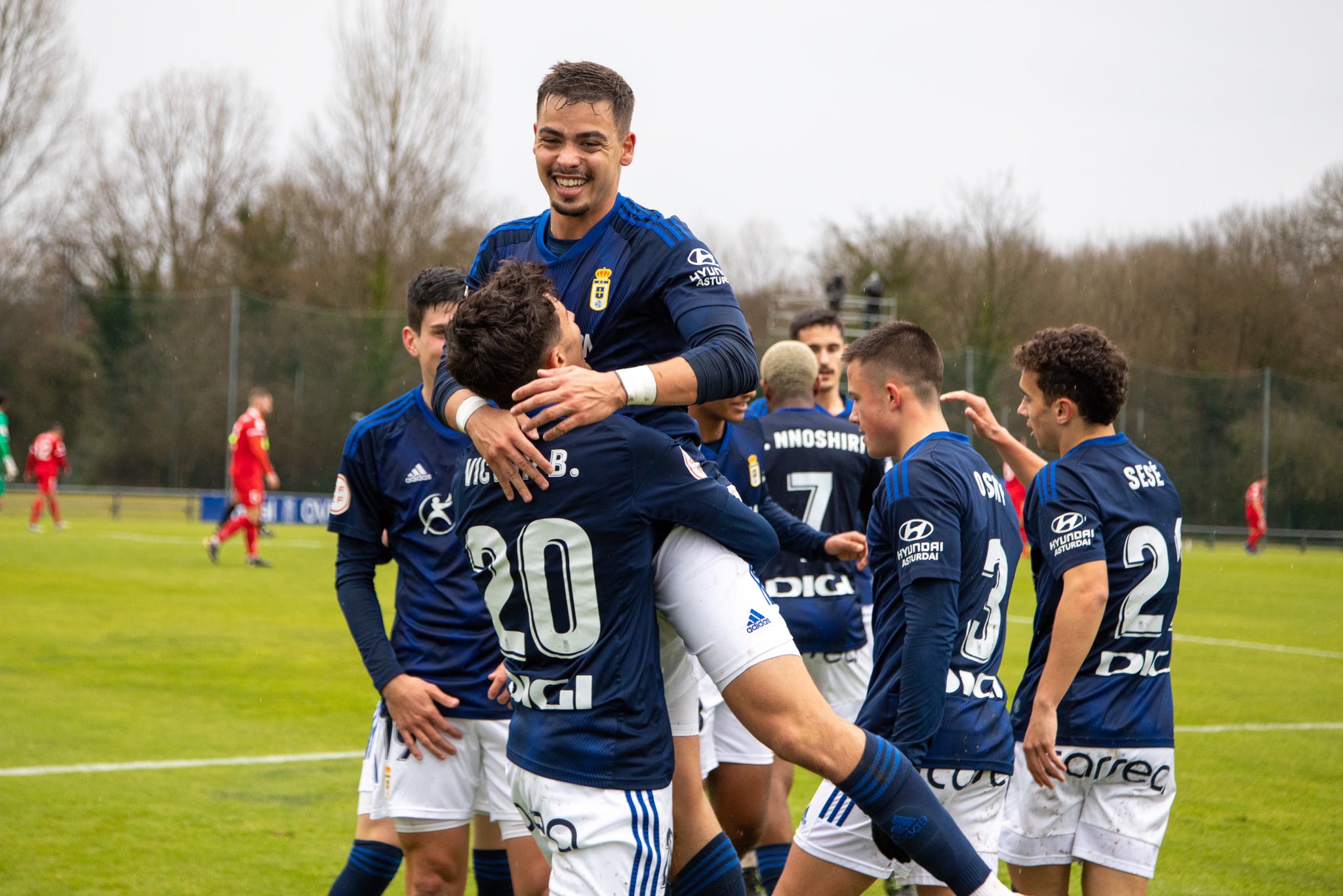 Masca se abraza con sus compañeros