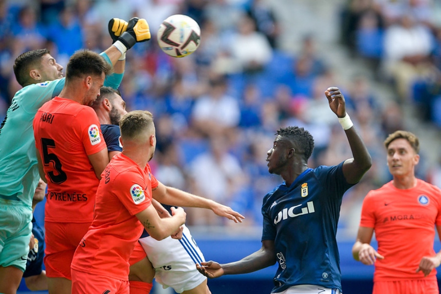 Obeng y Bastón disputan un balón