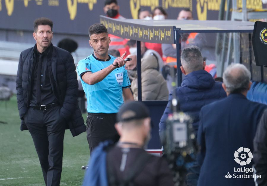 Simeone, Gil Manzano y, de espaldas, Álvaro Cervera