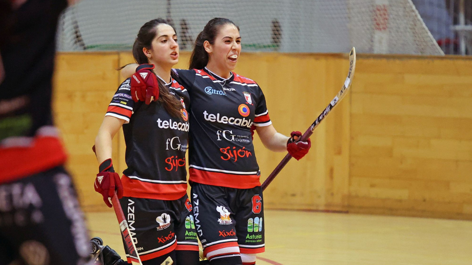 Dos jugadoras celebran un gol