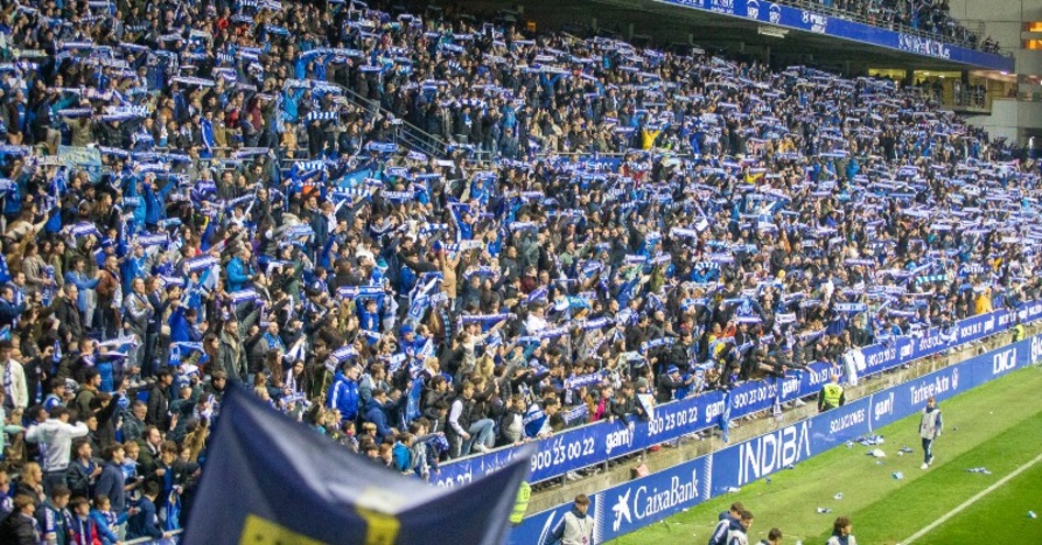La tribuna del Carlos Tartiere, llena