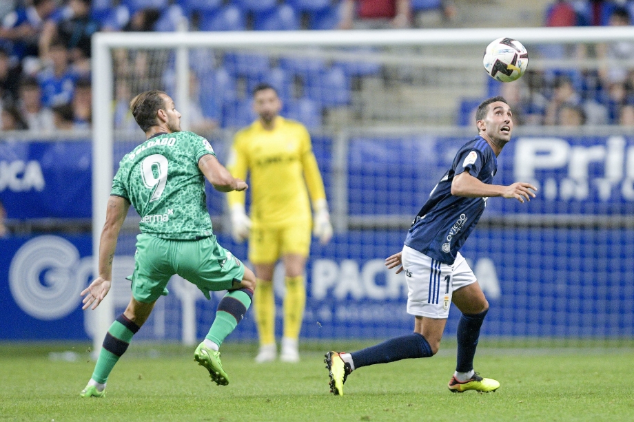 Montoro golpea un balón con la cabeza.