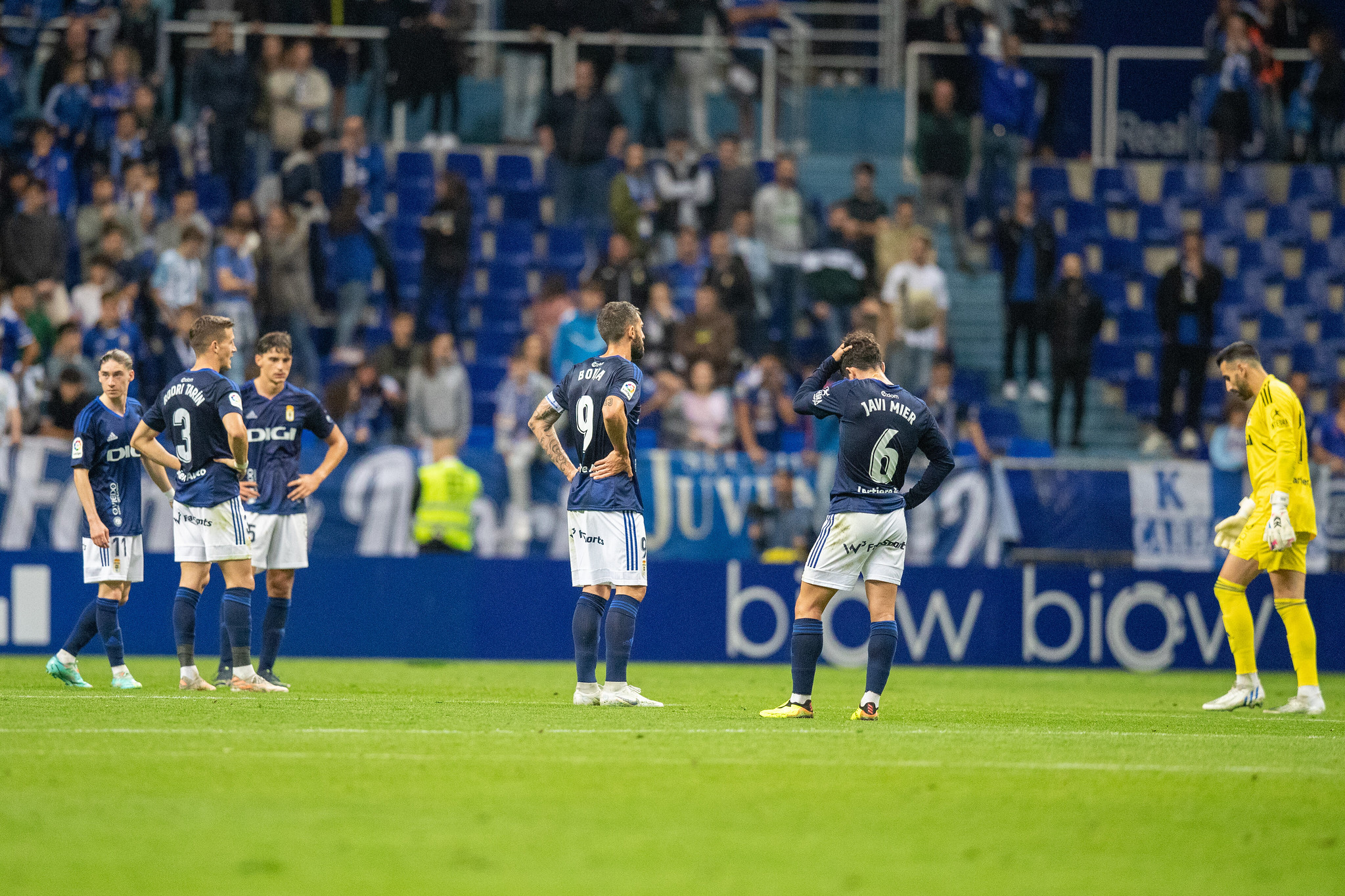 Los jugadores del Real Oviedo, desolados.