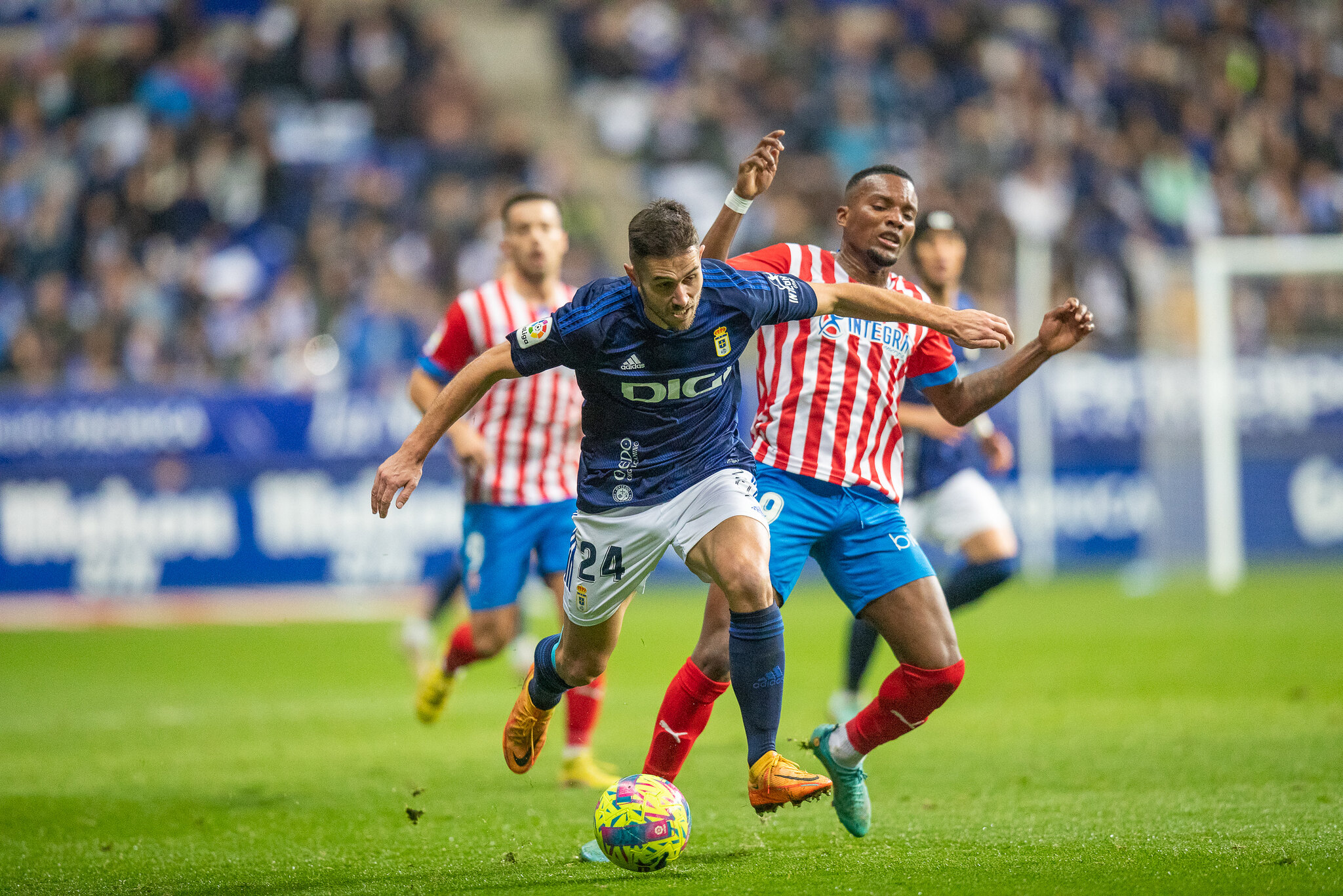 Lucas Ahijado protege un balón durante el derbi asturiano.