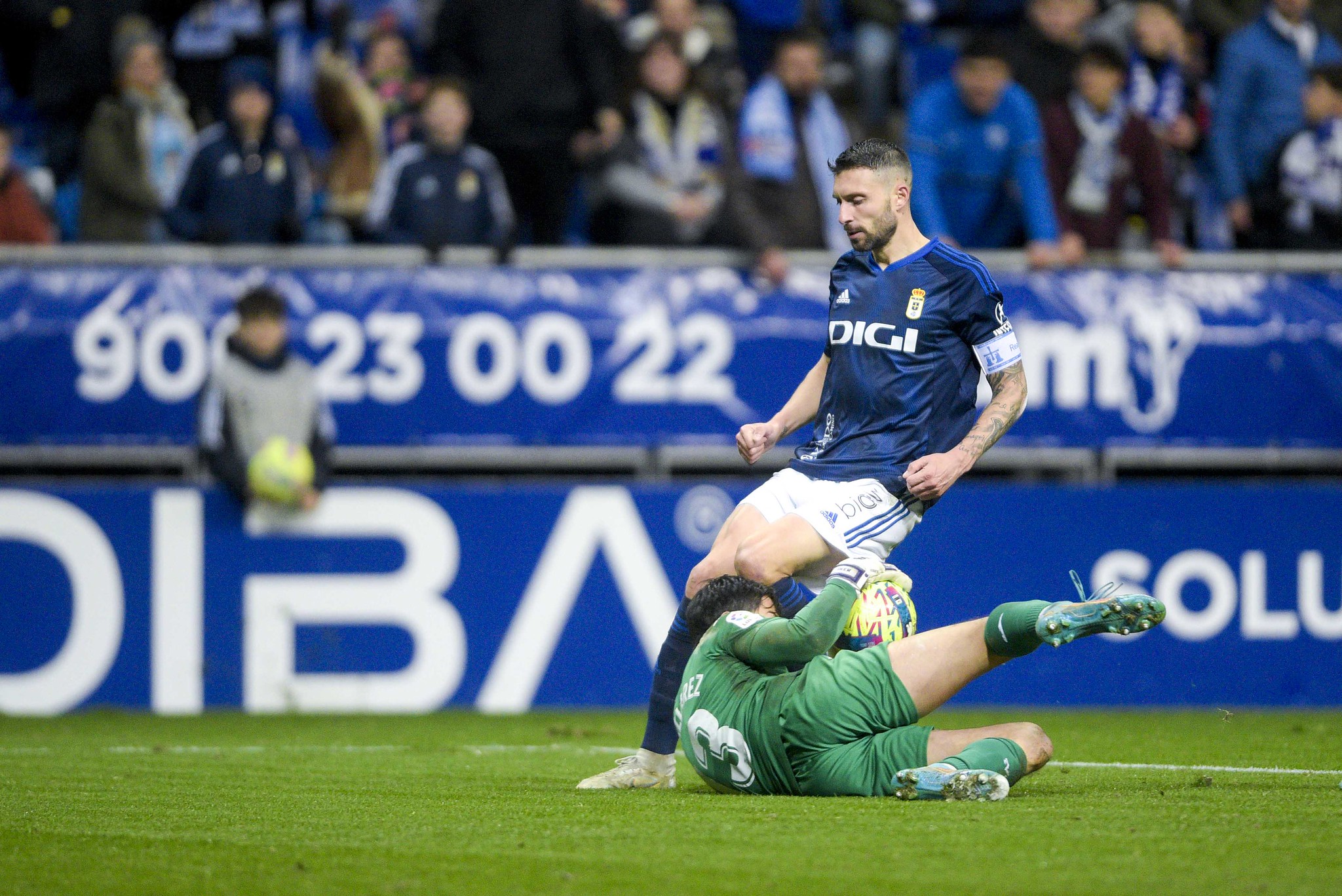 Borja Bastón pelea por un balón