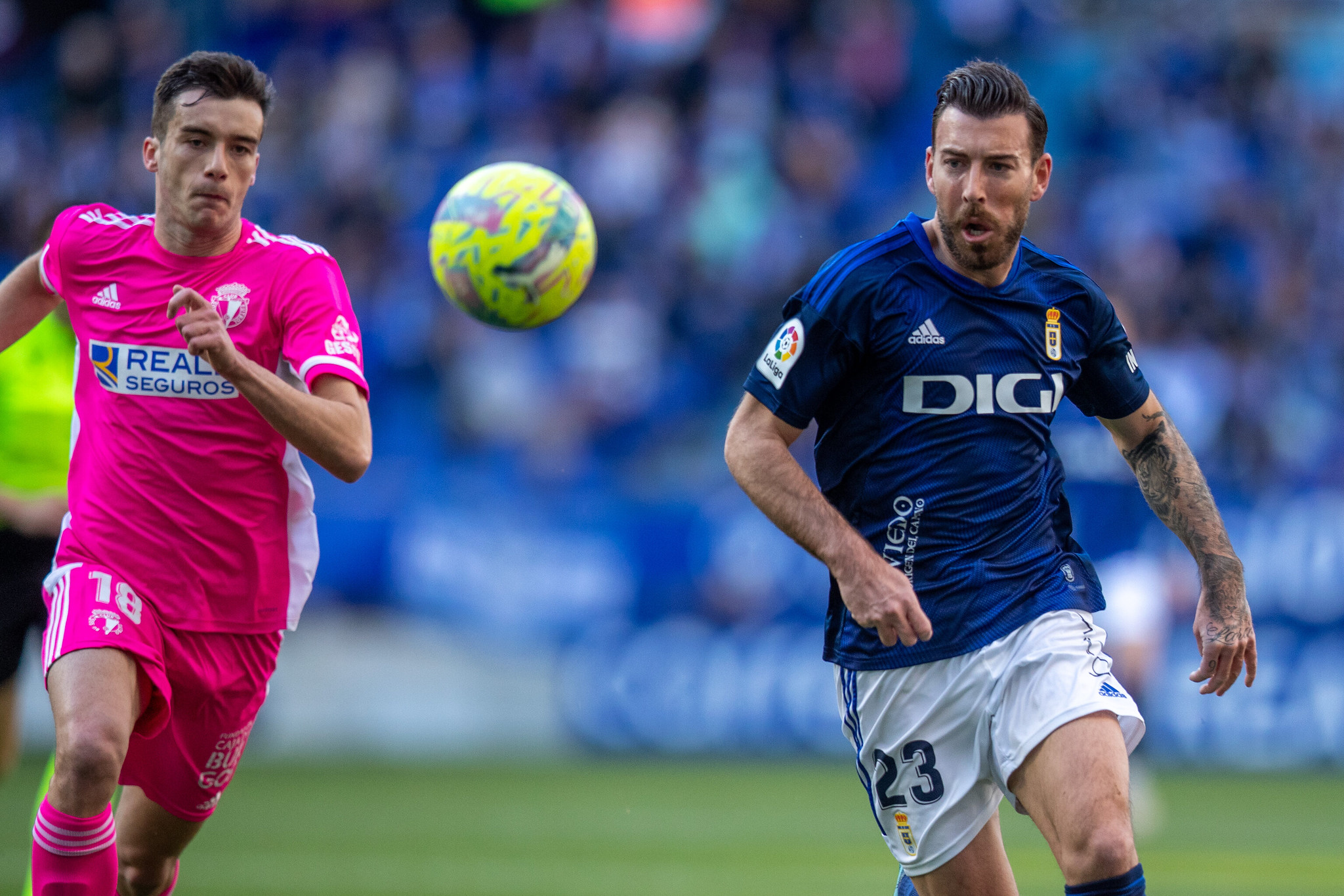 Enrich busca un balón.