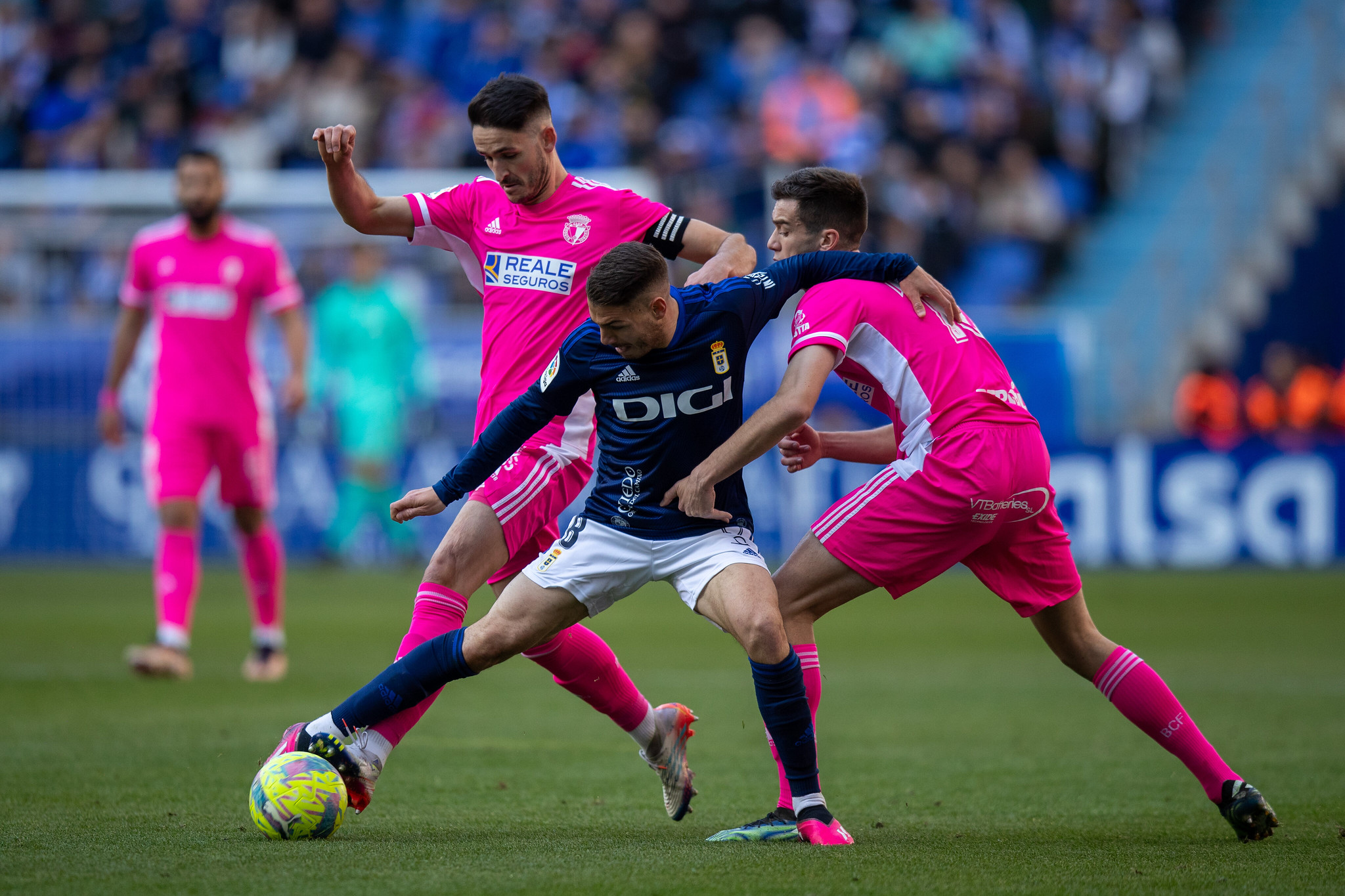 Manu Vallejo presionado por dos rivales del Burgos.