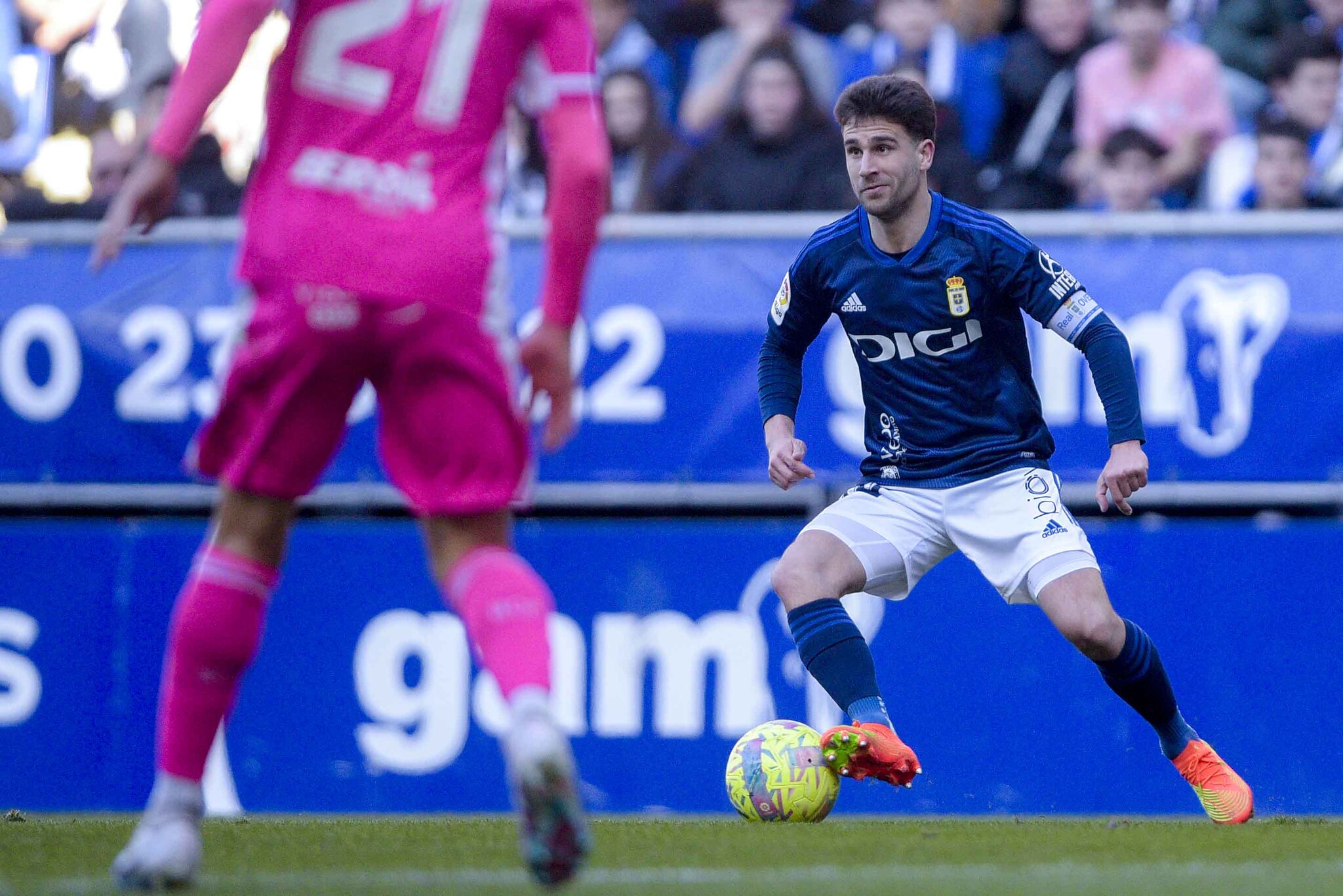 Jimmy controla un balón.