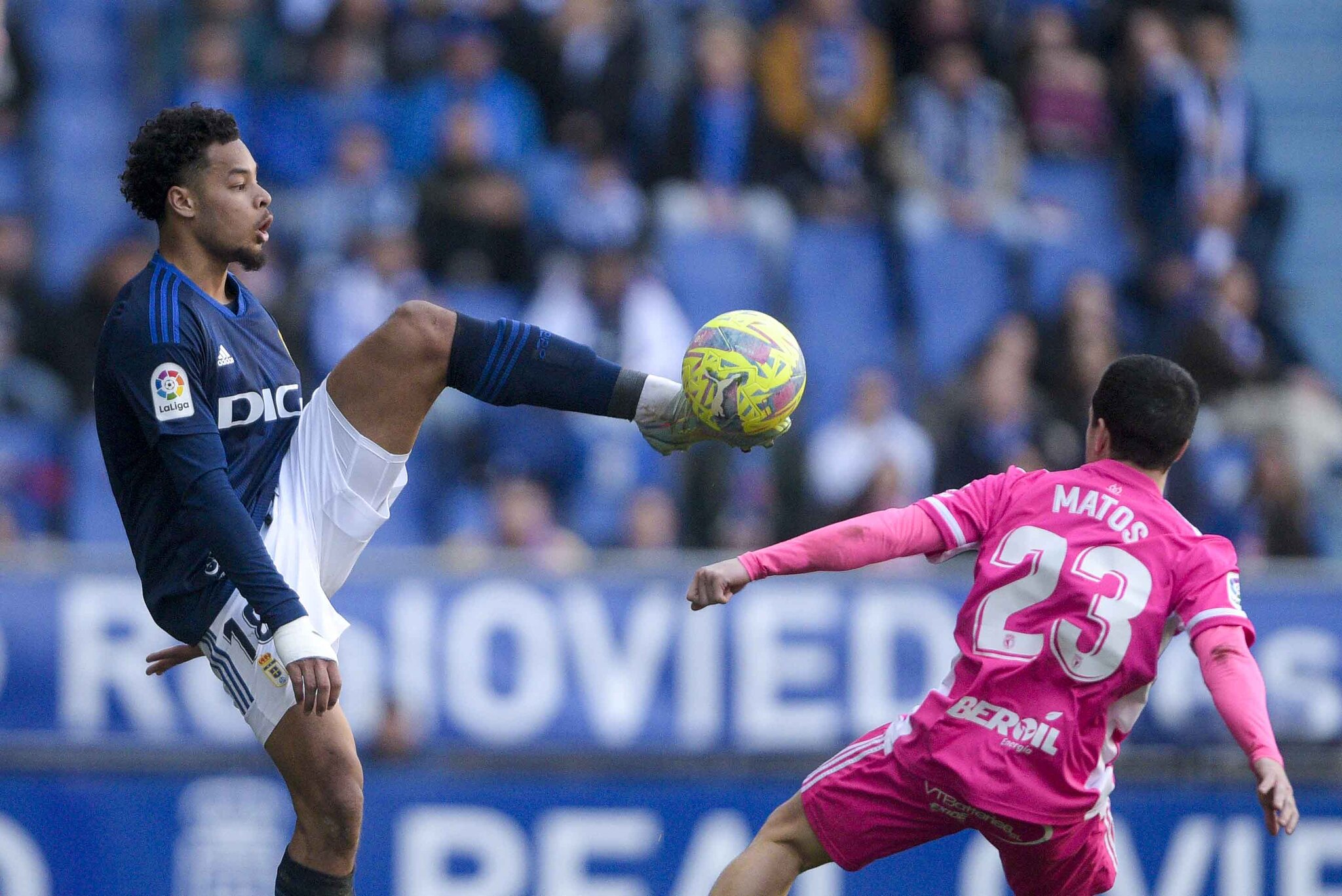 Koba baja un balón ante el Burgos.