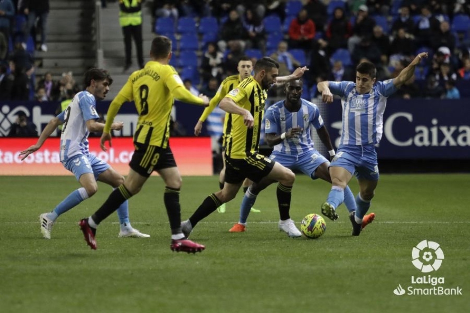 Borja Bastón con el balón.