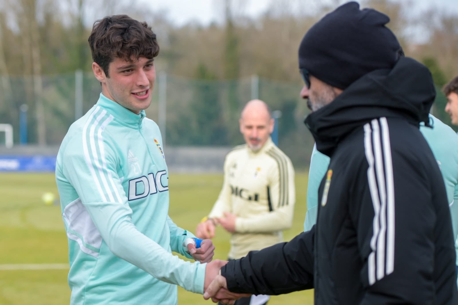 Enol Rodríguez saluda a Cervera.