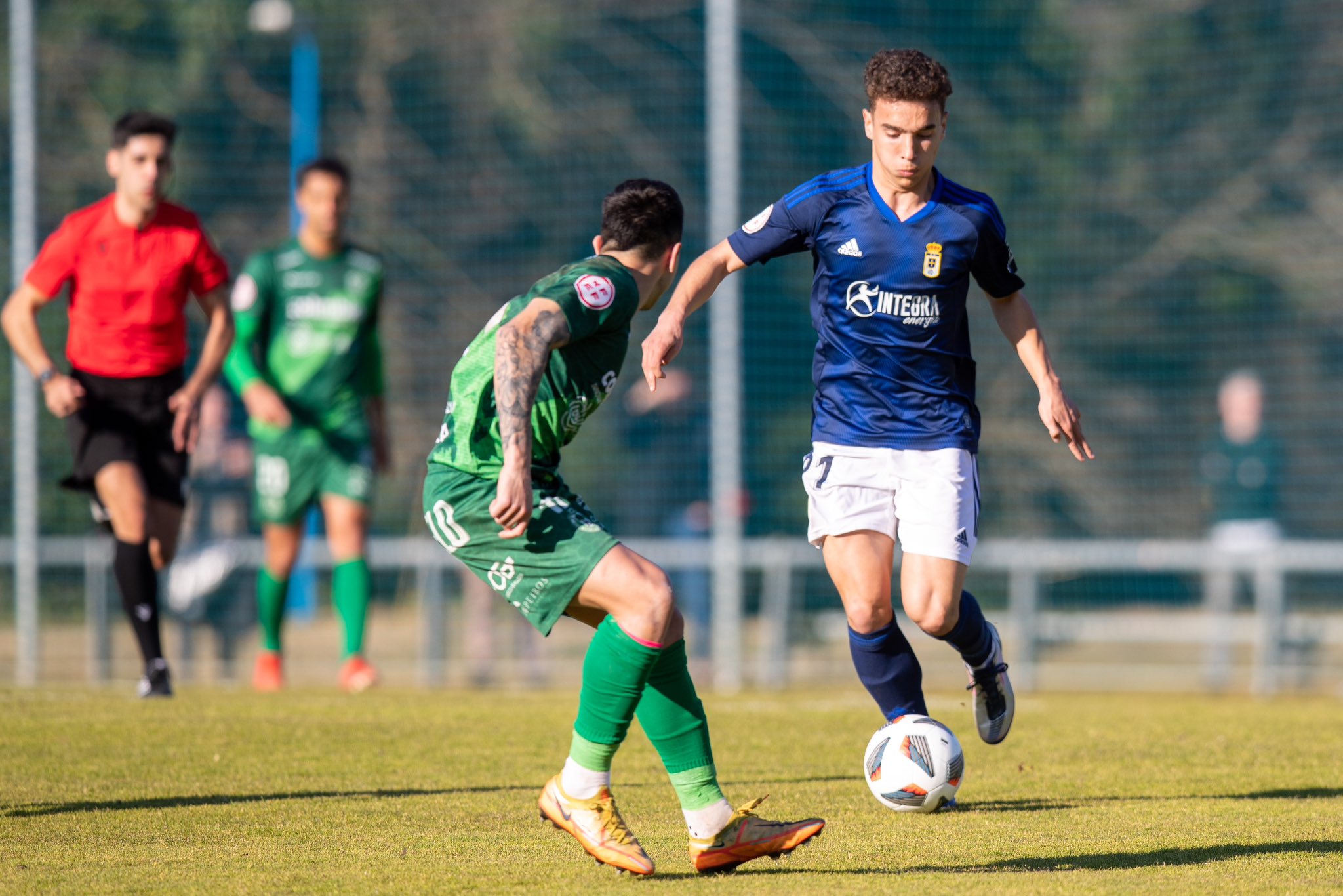 Un jugador conduce el cuero.