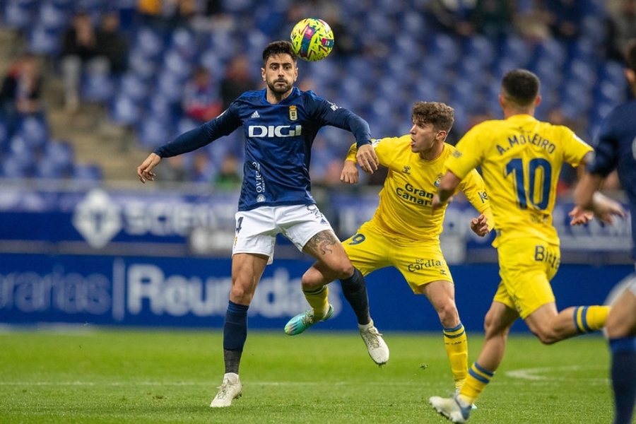 David Costas despeja un balón ante Las Palmas