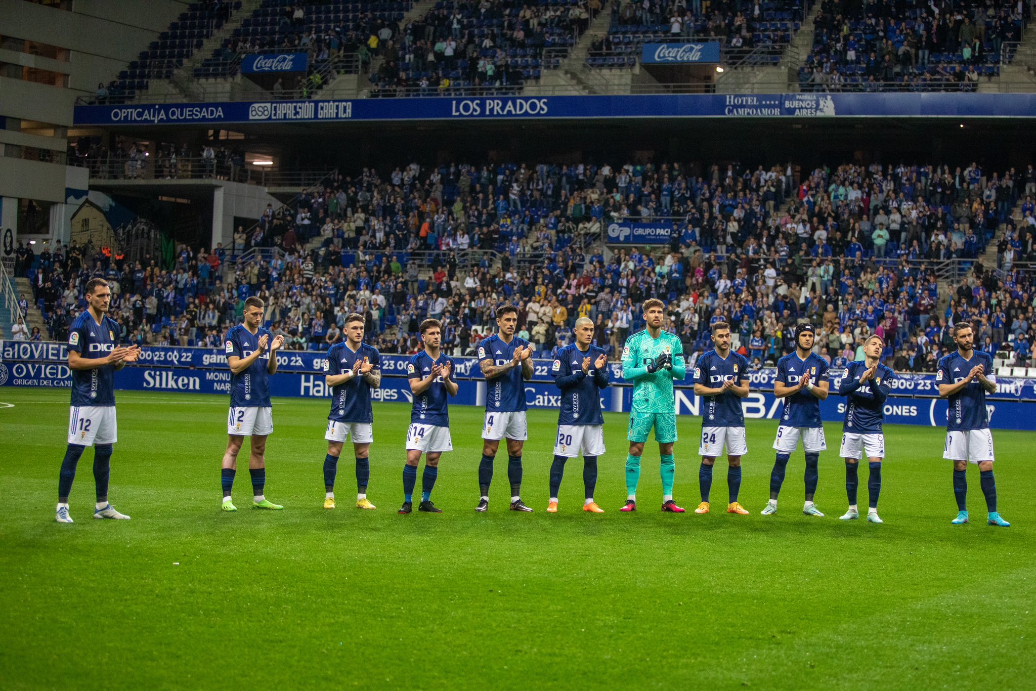 La grada lateral con buen aspecto antes del partido