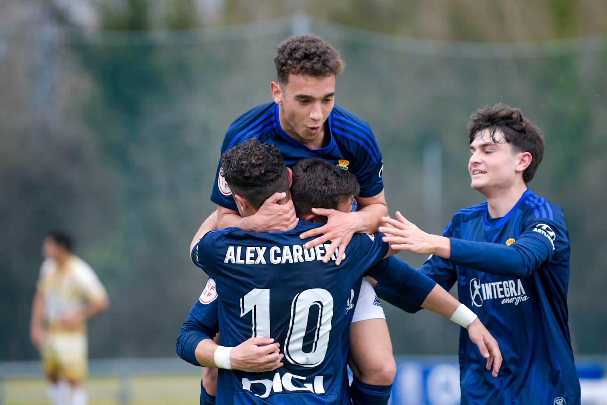 Álex Cardero celebra el gol con sus compañeros