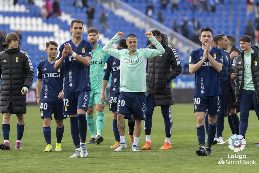 Los jugadores del Real Oviedo celebran la victoria