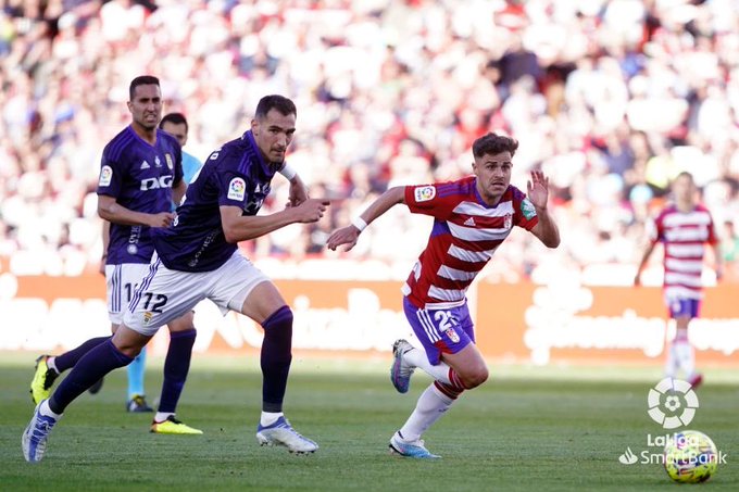 Dani Calvo puja por un balón durante el partido.