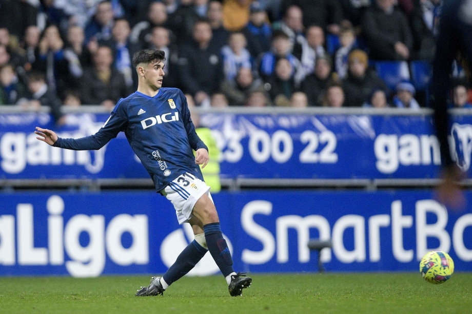 Mángel da un pase ante el Alavés