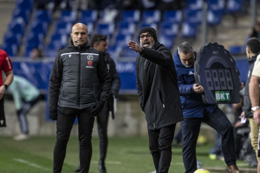 Cervera da instrucciones durante un partido.