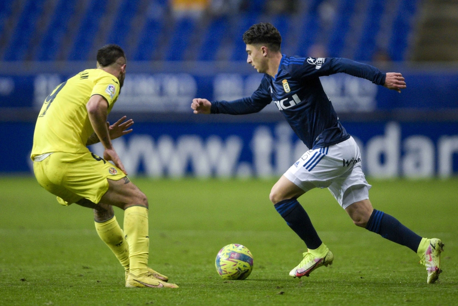 Raúl Moro conduce un balón con el Real Oviedo
