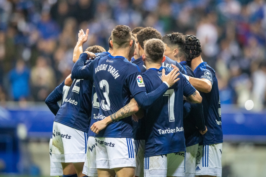 Los jugadores del Real Oviedo celebran un gol