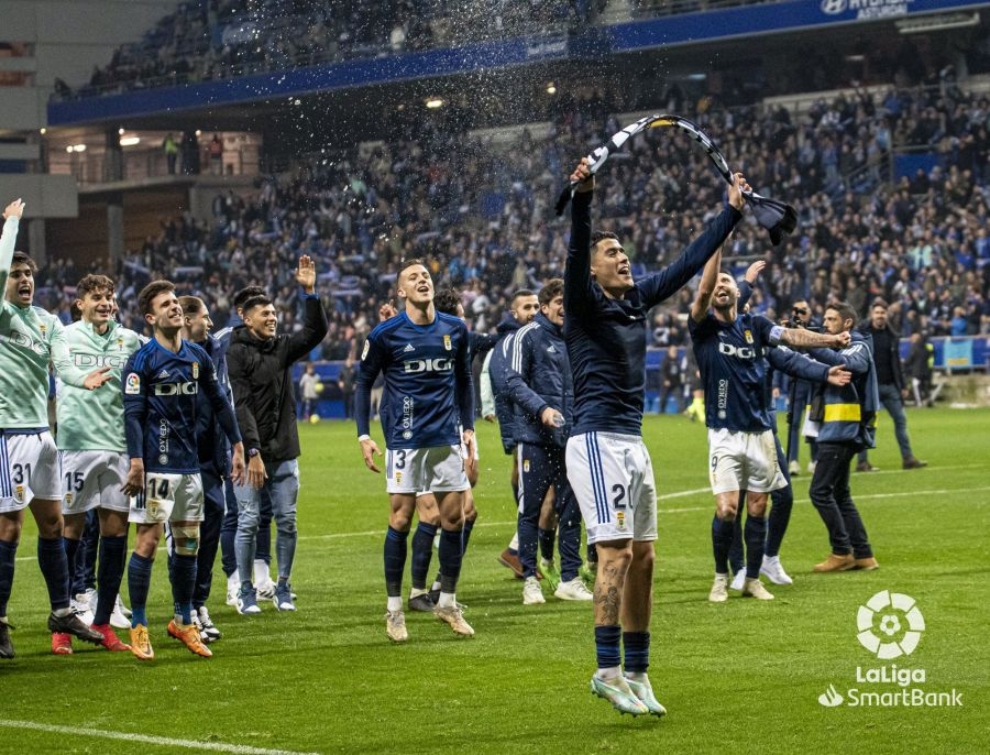 Los jugadores del Real Oviedo celebran una victoria