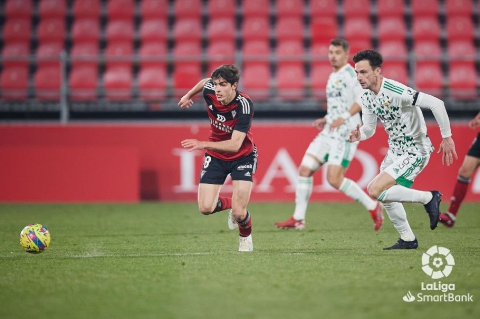 Borja Sánchez disputa un balón en Anduva.