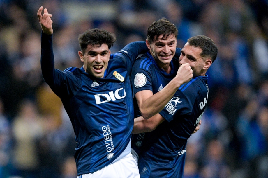 Oier Luengo celebra su gol con Mangel y Dani Calvo.