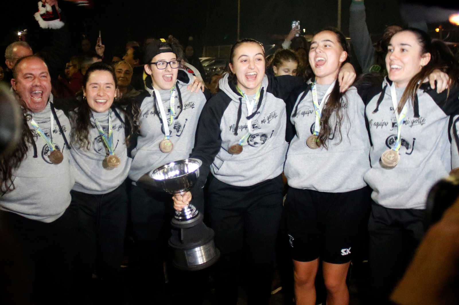 Algunas jugadoras con la copa. 