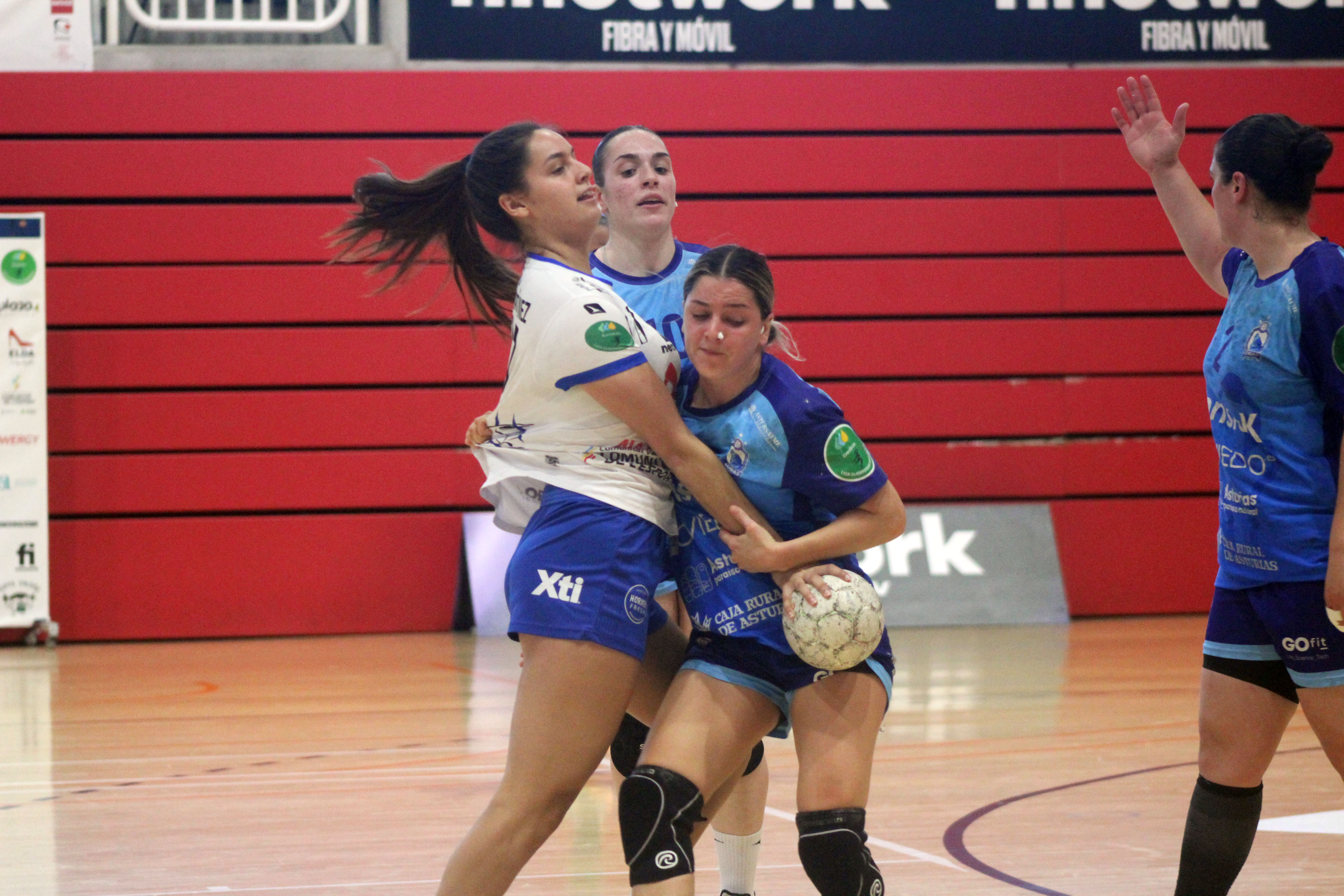 Camila Méndez agarrando a la local Claudia Martínez.