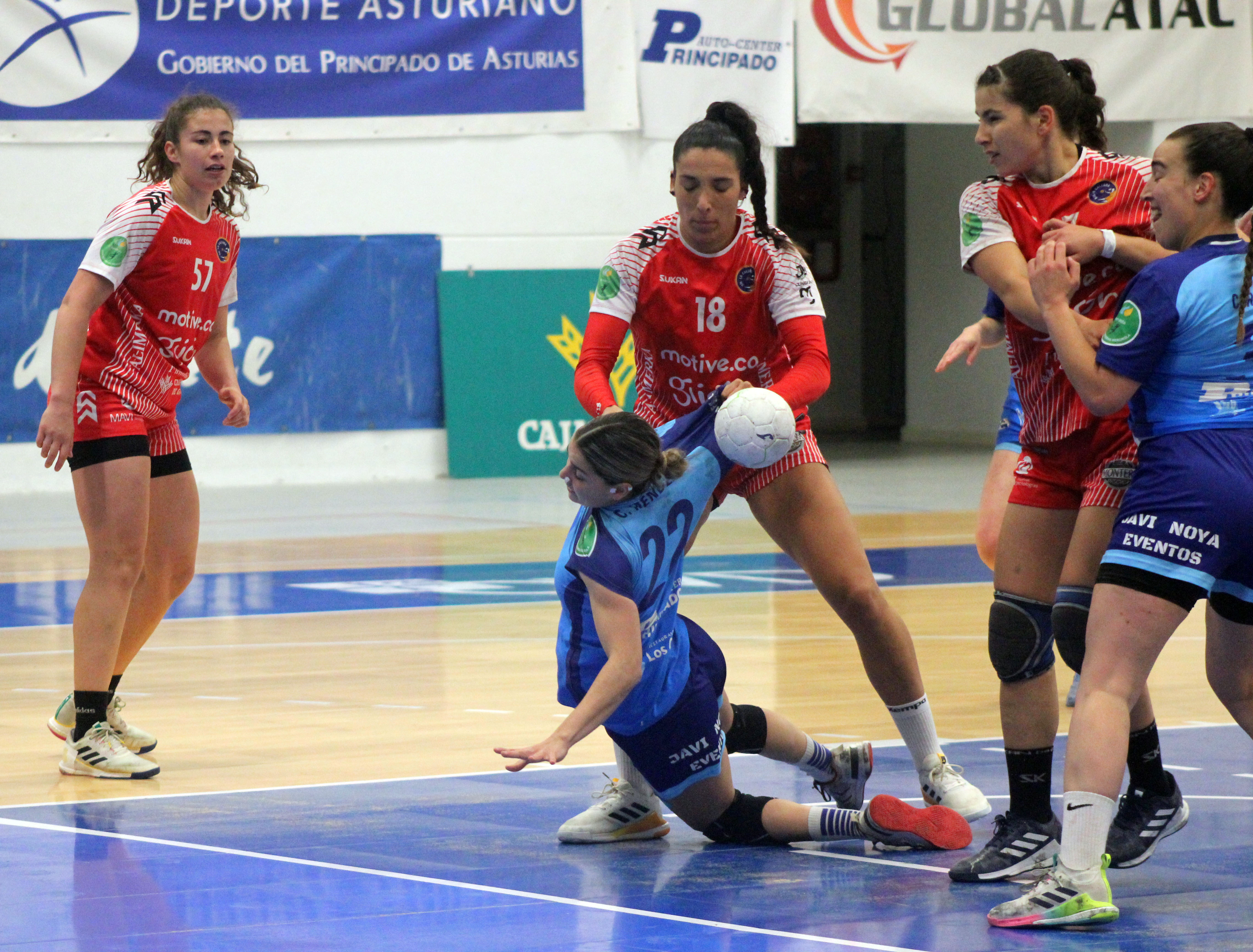 La ovetense Camila Méndez en una jugada